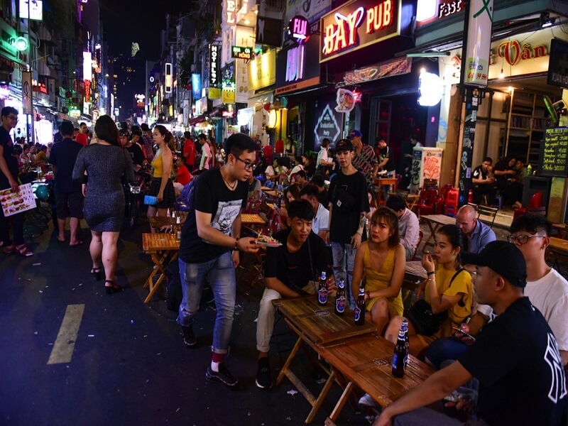 Nhâm nhi ly bia ngắm nhìn đường phố Sài Gòn