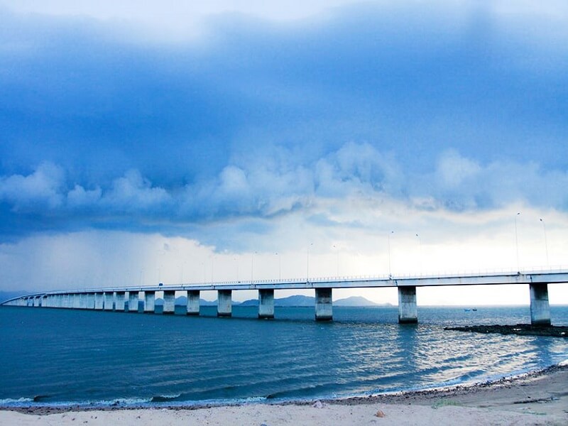 Cây cầu trắng vắt qua biển xanh thơ mộng