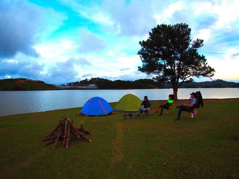 Trải nghiệm cắm trại bên bờ hồ