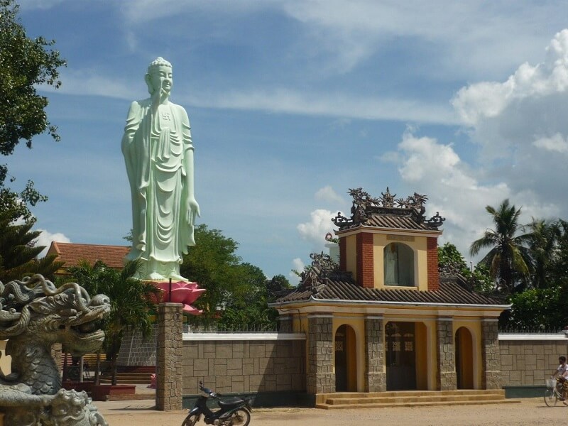 Bức tượng A Di Đà đứng trên tòa sen hồng vững chãi
