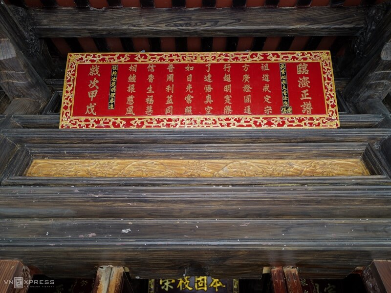 Chánh điện của chùa có những câu liễn, được khắc lên gỗ quý, sơn son thiếp vàng