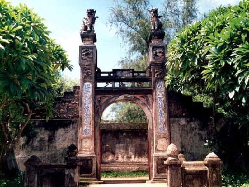 Cổng chùa đặt tượng 2 su tử ngồi uy nghi