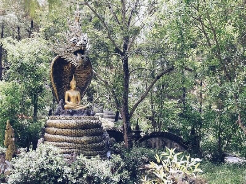 Tượng Phật Thích Ca đang tọa thiền dưới sự bảo vệ của Xà Vương