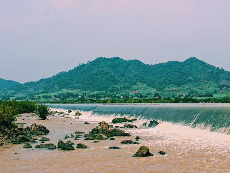 Đập Đồng Cam mang vẻ đẹp hoang dại hùng vĩ