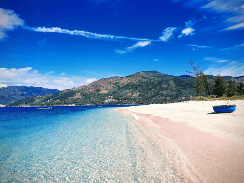 Phú Yên nổi tiếng với nhiều biển xanh cát trắng trải dài