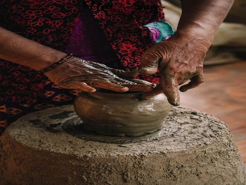Các nghệ nhân đang sử dụng sức tay để làm gốm