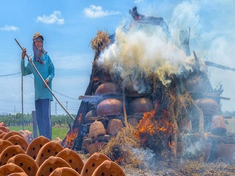 Công đoạn nung gốm ngoài trời của các nghệ nhân làng gốm Bàu Trúc Ninh Thuận