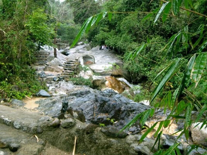 Suối Tiên là một trong những con suối đẹp nhất Khánh Hòa