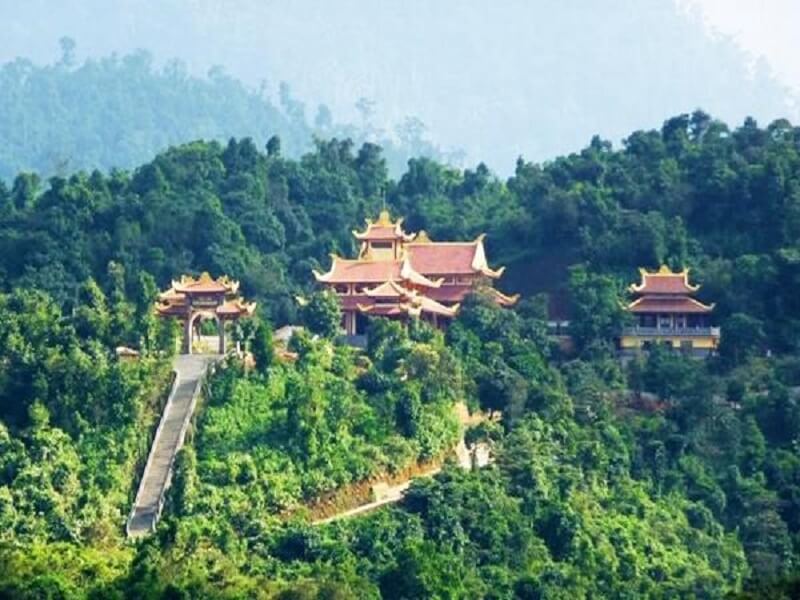 Tượng Phật Thích Ca trên ngọn đồi trước chùa
