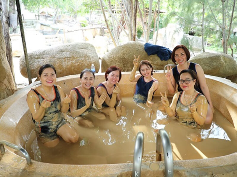 Du khách trong & ngoài nước đến với I Resort Nha Trang
