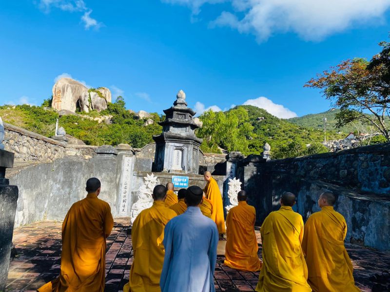Mộ Phật tổ ở chùa chùa Phong Linh