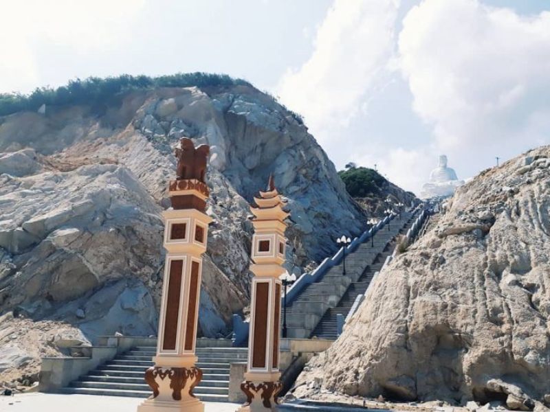 Đường lên tượng Thích Ca Mâu Ni Phật - chùa Phong Linh
