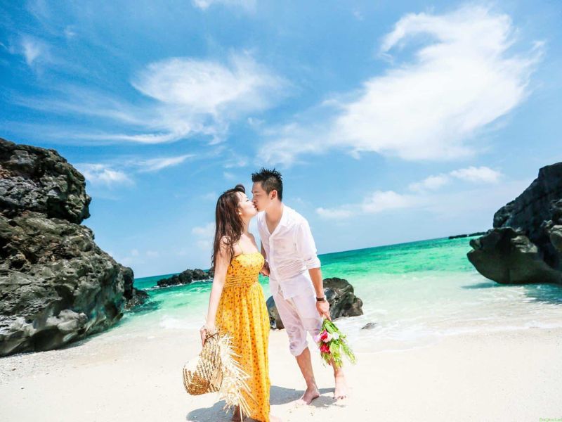 Chụp ảnh cùng người yêu thật lãng mạn trên biển Phú Quốc
