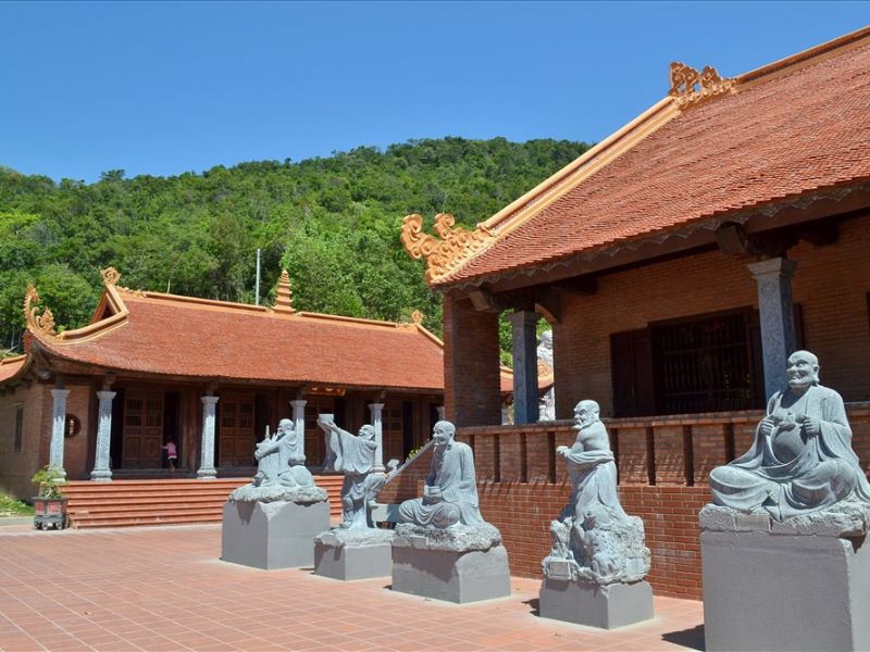 Tượng đá 18 vị la hán xung quanh khu vực chính điện tại chùa Hộ Quốc