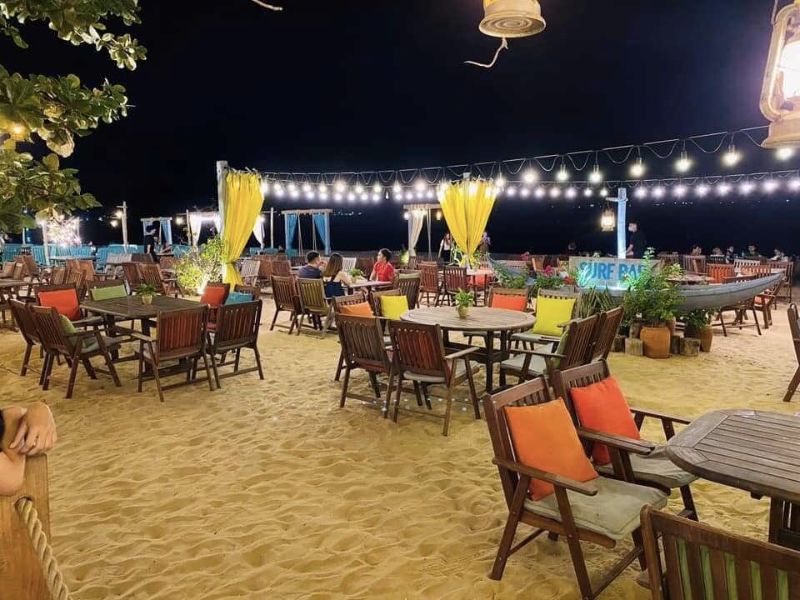 Quán cafe view ngay trên bờ cát vàng